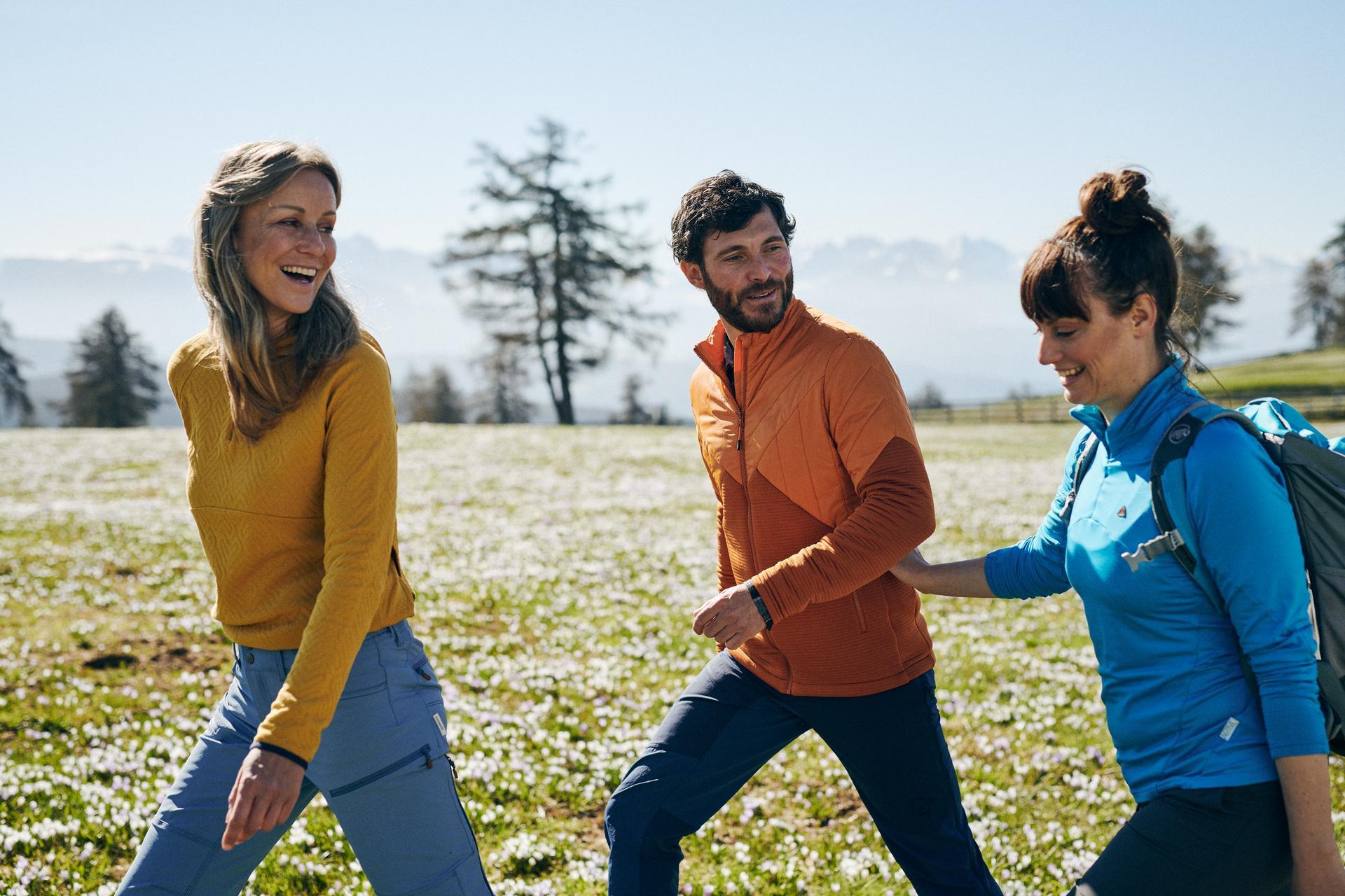 Wanderung inmitten von Krokusblüten in Mölten auf dem Salten
