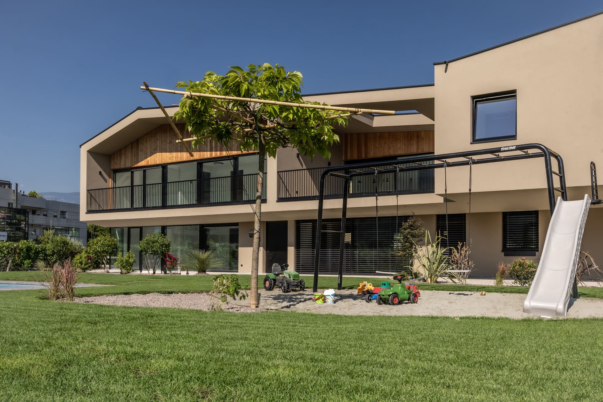 Luxuriöse Ferienwohnungen mit Garten und Spielplatz in Bozen Südtirol